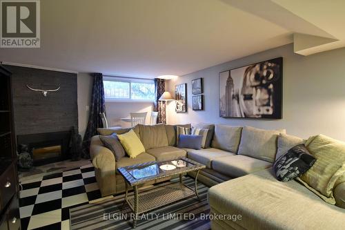 366 Burlington Crescent, London, ON - Indoor Photo Showing Living Room