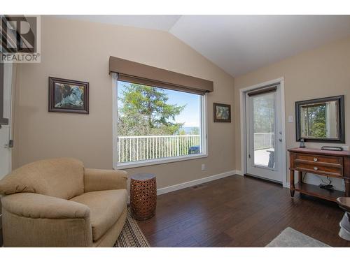 7377 Mckoryk Road, Vernon, BC - Indoor Photo Showing Living Room