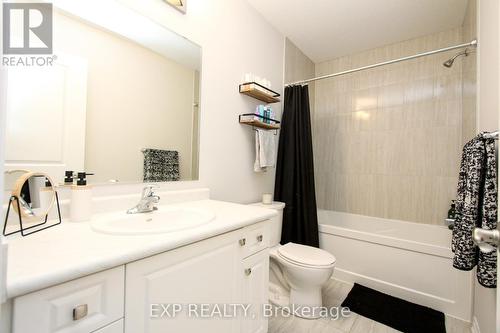 B2 - 145 South Creek Drive, Kitchener, ON - Indoor Photo Showing Bathroom