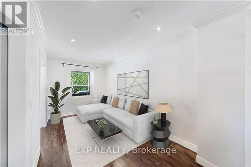 88 Gibson Avenue, Hamilton, ON - Indoor Photo Showing Living Room