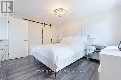 33 Darlington Drive, Hamilton, ON - Indoor Photo Showing Bedroom