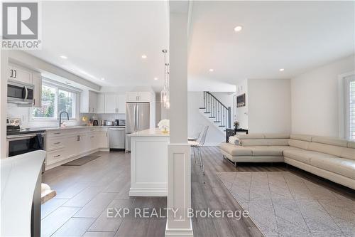 33 Darlington Drive, Hamilton, ON - Indoor Photo Showing Kitchen With Upgraded Kitchen