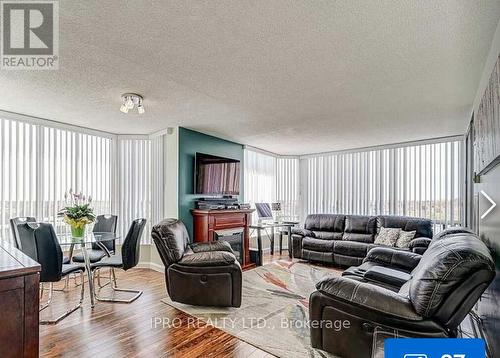 1001 - 26 Hanover Road, Brampton (Queen Street Corridor), ON - Indoor Photo Showing Living Room