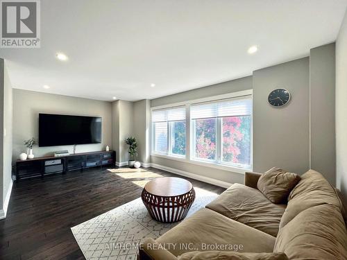 1170 Leewood Drive, Oakville, ON - Indoor Photo Showing Living Room