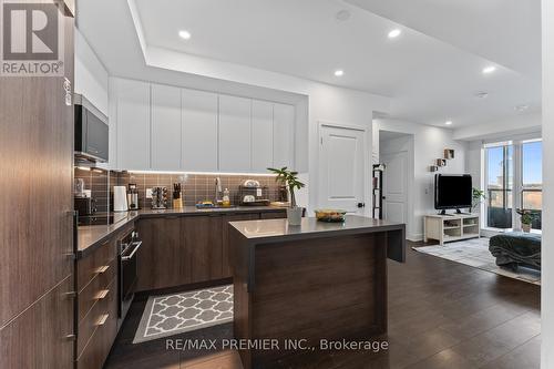 727 - 2485 Taunton Road, Oakville, ON - Indoor Photo Showing Kitchen