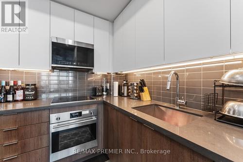 727 - 2485 Taunton Road, Oakville, ON - Indoor Photo Showing Kitchen