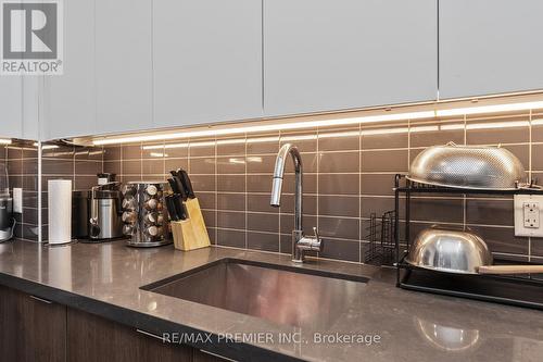 727 - 2485 Taunton Road, Oakville, ON - Indoor Photo Showing Kitchen