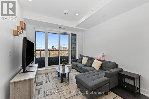 727 - 2485 Taunton Road, Oakville, ON - Indoor Photo Showing Living Room