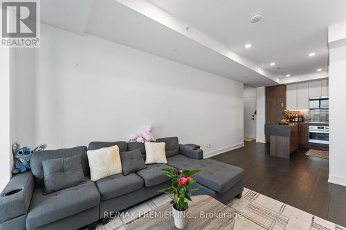 727 - 2485 Taunton Road, Oakville, ON - Indoor Photo Showing Living Room