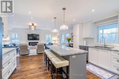 4306 Lakeshore Road, Burlington, ON - Indoor Photo Showing Kitchen With Upgraded Kitchen
