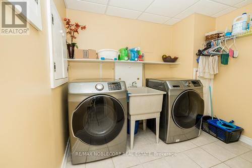 5406 Kinglet Avenue, Mississauga, ON - Indoor Photo Showing Laundry Room