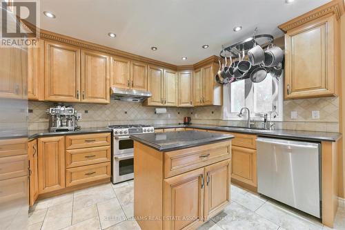 33 Hartford Trail, Brampton, ON - Indoor Photo Showing Kitchen