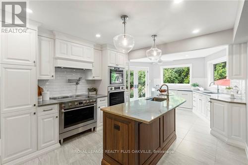 1297 Golden Meadow Trail, Oakville, ON - Indoor Photo Showing Kitchen With Upgraded Kitchen