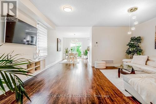 622 Claymeadow Avenue, Mississauga, ON - Indoor Photo Showing Living Room