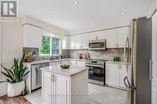 622 Claymeadow Avenue, Mississauga, ON - Indoor Photo Showing Kitchen With Upgraded Kitchen