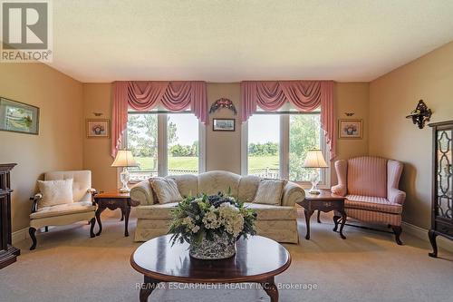 796 Thistle Down Court, Mississauga, ON - Indoor Photo Showing Living Room