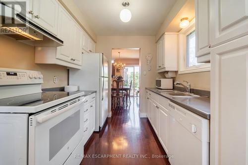 796 Thistle Down Court, Mississauga, ON - Indoor Photo Showing Kitchen With Double Sink