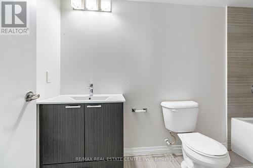 608 - 2152 Lawrence Avenue, Toronto, ON - Indoor Photo Showing Bathroom