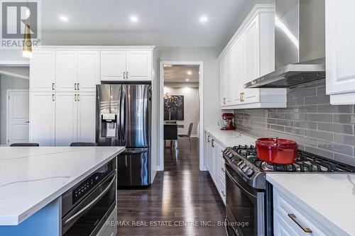 944 Larter Street, Innisfil, ON - Indoor Photo Showing Kitchen With Upgraded Kitchen