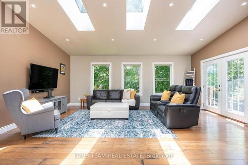 964 Corner Avenue, Innisfil, ON - Indoor Photo Showing Living Room