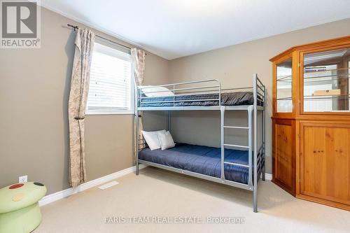 964 Corner Avenue, Innisfil, ON - Indoor Photo Showing Bedroom