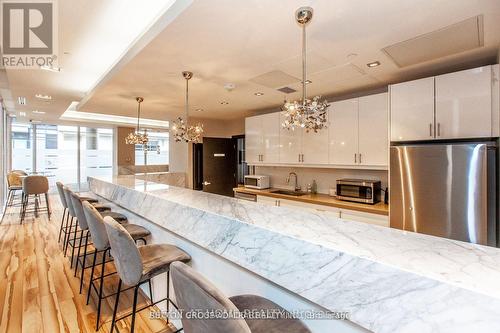 1111 - 9618 Yonge Street, Richmond Hill, ON - Indoor Photo Showing Kitchen With Upgraded Kitchen