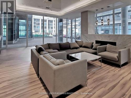 1111 - 9618 Yonge Street, Richmond Hill, ON - Indoor Photo Showing Living Room