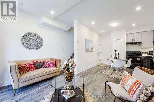 9 - 8 Sayers Lane, Richmond Hill, ON - Indoor Photo Showing Living Room