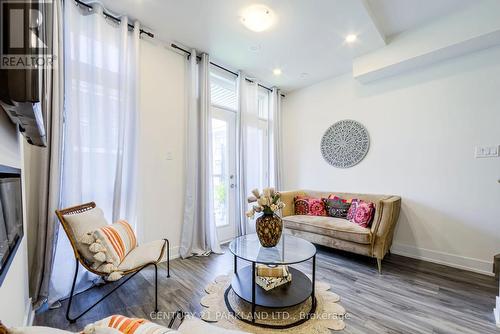 9 - 8 Sayers Lane, Richmond Hill, ON - Indoor Photo Showing Living Room