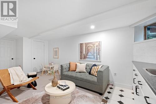 930 Manning Avenue, Toronto, ON - Indoor Photo Showing Living Room