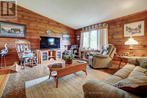 371 Sturgeon Point Road, Kawartha Lakes, ON - Indoor Photo Showing Living Room