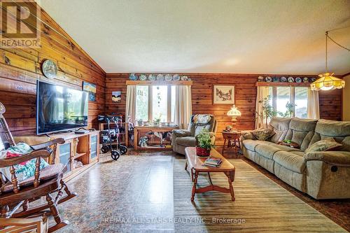 371 Sturgeon Point Road, Kawartha Lakes, ON - Indoor Photo Showing Living Room