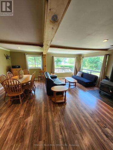 63 Thomas Drive, Kawartha Lakes, ON - Indoor Photo Showing Living Room