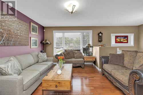 2113 Curry Avenue, Windsor, ON - Indoor Photo Showing Living Room