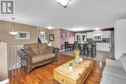 2113 Curry Avenue, Windsor, ON - Indoor Photo Showing Living Room