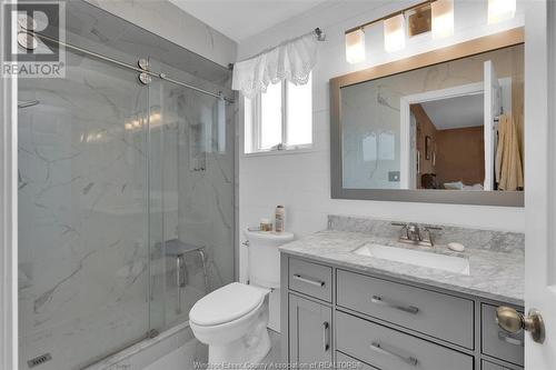 2113 Curry Avenue, Windsor, ON - Indoor Photo Showing Bathroom