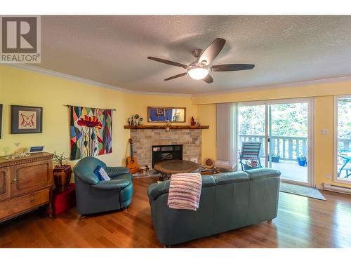 799 Creekside Road Unit# 4, Penticton, BC - Indoor Photo Showing Living Room With Fireplace