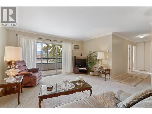 180 Hollywood Road N Unit# 211, Kelowna, BC - Indoor Photo Showing Living Room