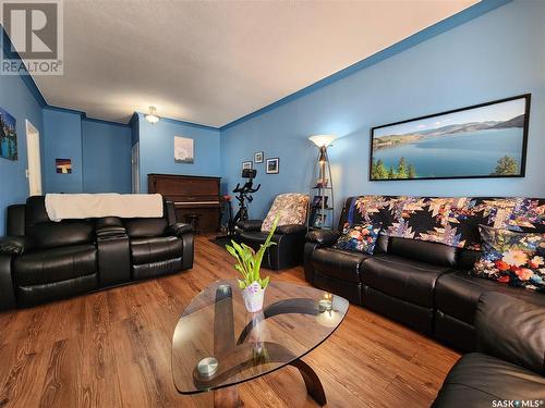 136 5Th Street Ne, Weyburn, SK - Indoor Photo Showing Living Room