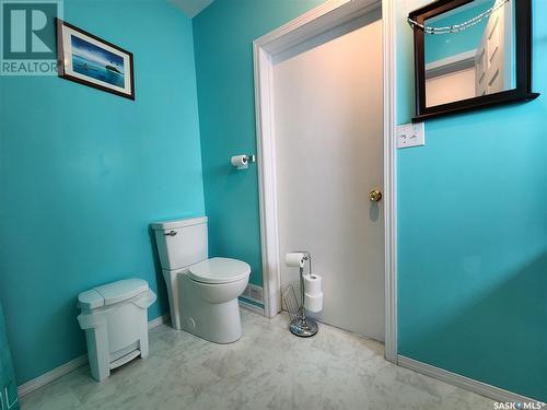 136 5Th Street Ne, Weyburn, SK - Indoor Photo Showing Bathroom