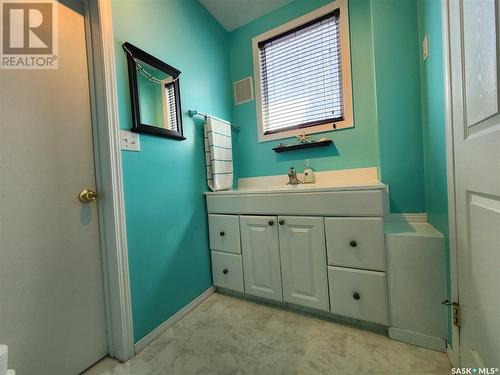 136 5Th Street Ne, Weyburn, SK - Indoor Photo Showing Bathroom