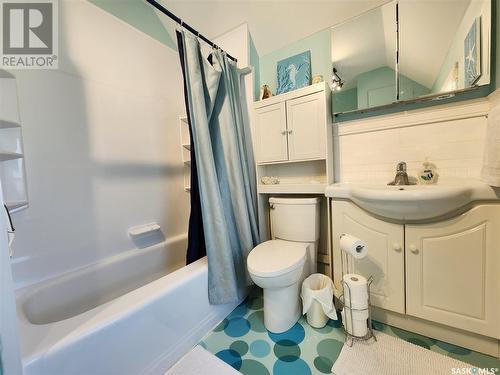 136 5Th Street Ne, Weyburn, SK - Indoor Photo Showing Bathroom