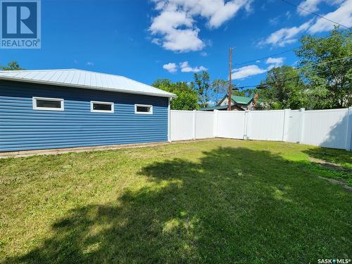 136 5Th Street Ne, Weyburn, SK - Outdoor