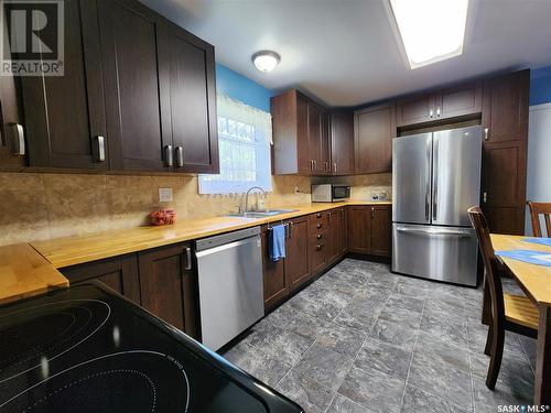 136 5Th Street Ne, Weyburn, SK - Indoor Photo Showing Kitchen