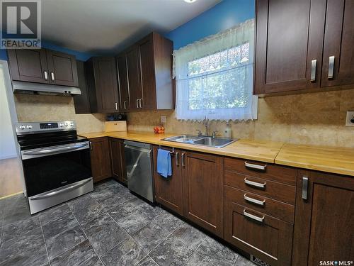 136 5Th Street Ne, Weyburn, SK - Indoor Photo Showing Kitchen With Double Sink