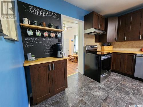 136 5Th Street Ne, Weyburn, SK - Indoor Photo Showing Kitchen