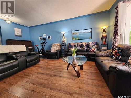 136 5Th Street Ne, Weyburn, SK - Indoor Photo Showing Living Room