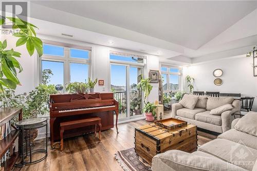 143 Fairweather Street, Ottawa, ON - Indoor Photo Showing Living Room