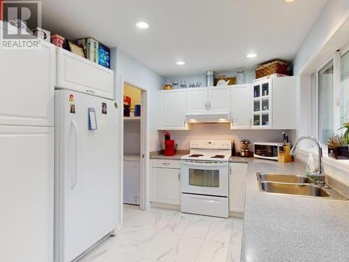 5930 Mowat Ave, Powell River, BC - Indoor Photo Showing Kitchen With Double Sink