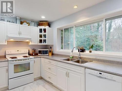 5930 Mowat Ave, Powell River, BC - Indoor Photo Showing Kitchen With Double Sink